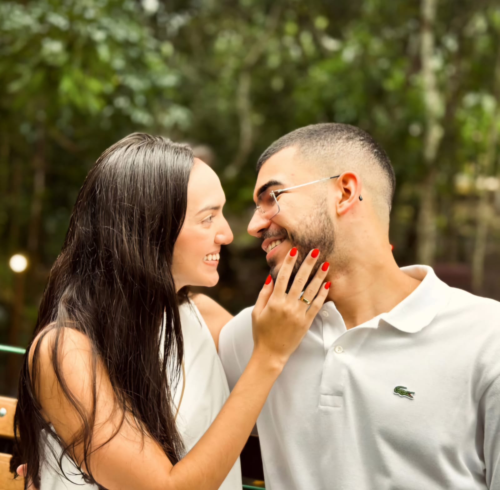 Letícia e Silvio no momento do pedido de casamento, emocionados em uma ponte de madeira